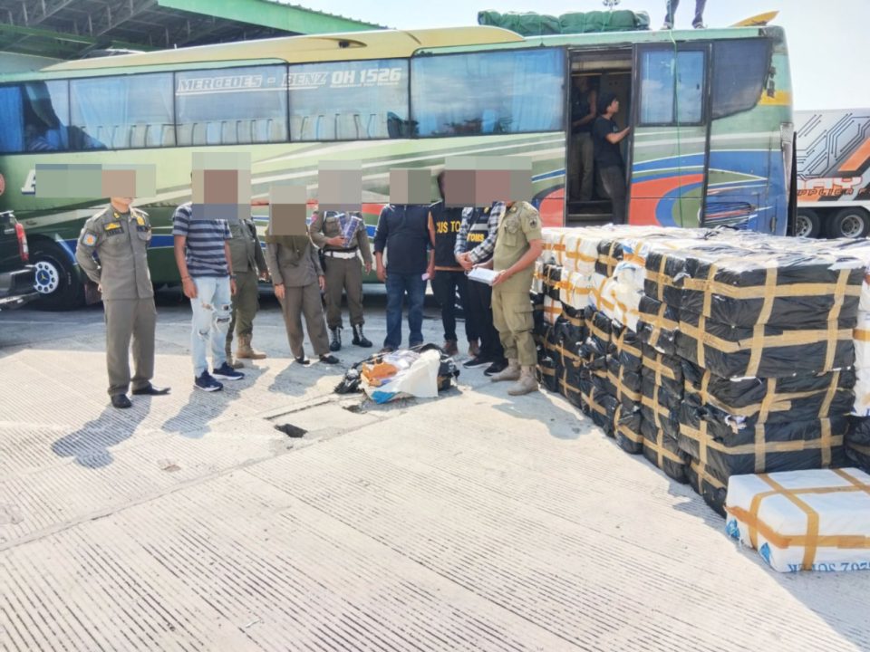 Bea Cukai Tegal dan Satpol PP Pemalang gagalkan pengiriman 672.000 batang rokok ilegal di Rest Area 319B Ampelgading, Selasa (29/7/2025).