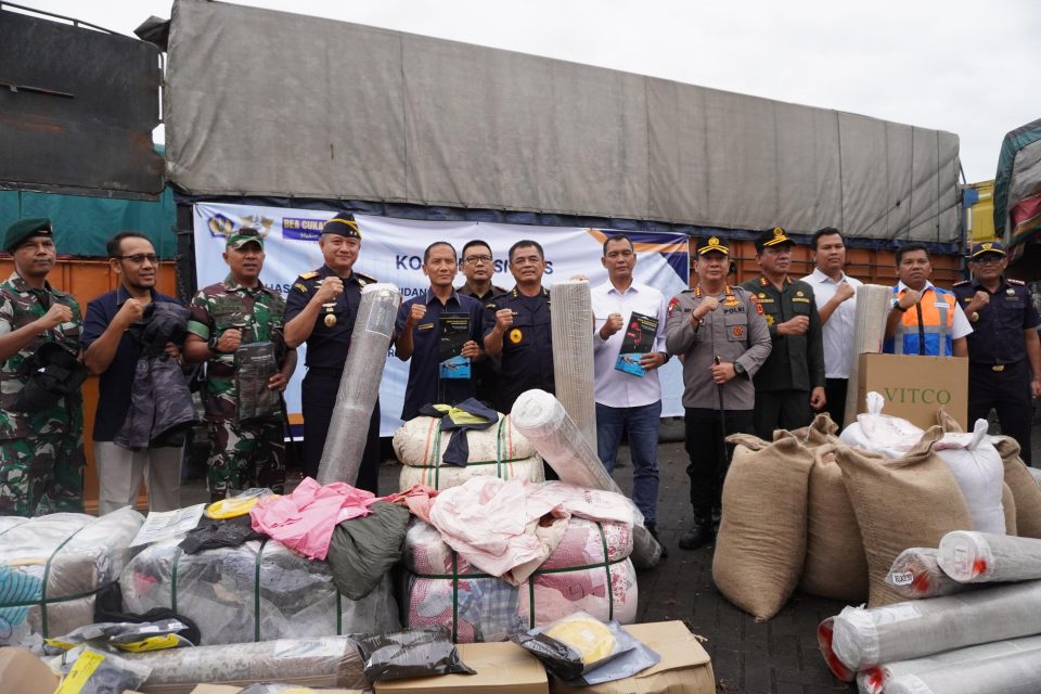 Bea Cukai bersama Badan Intelijen Negara (BIN), Badan Intelijen Strategis (BAIS), Tentara Nasional Indonesia (TNI), dan Kepolisian Republik Indonesia (Polri)berhasil menggagalkan upaya pemasukan ribuan koli barang ilegal.