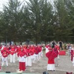 Suasana penuh semangat dan kebersamaan mewarnai Alun-alun Pantai Piwang, Minggu (10/8/2025),
