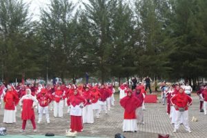 Suasana penuh semangat dan kebersamaan mewarnai Alun-alun Pantai Piwang, Minggu (10/8/2025),