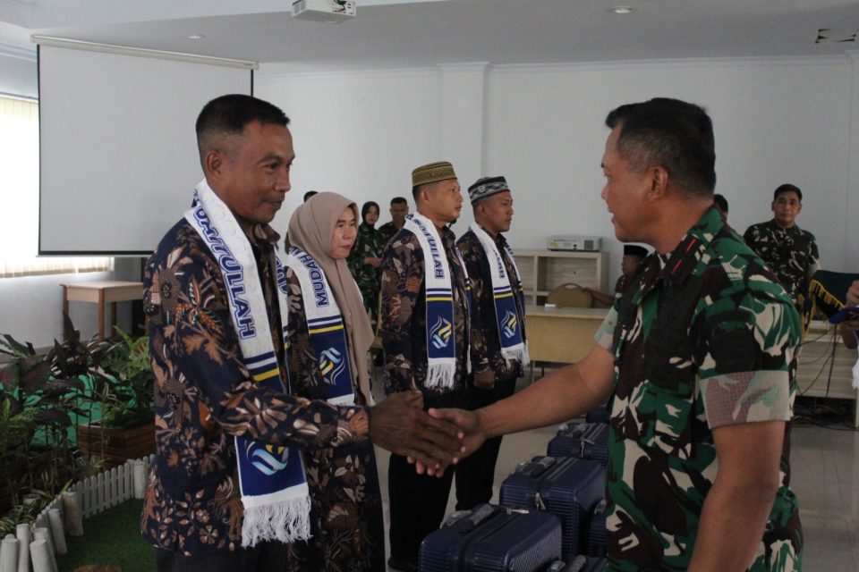 Komandan Korem 031/WB Brigjen TNI Sugiyono memimpin langsung acara pemberangkatan jamaah umroh sekaligus pemberian penghargaan kepada prajurit berprestasi, Rabu (13/8/2025).
