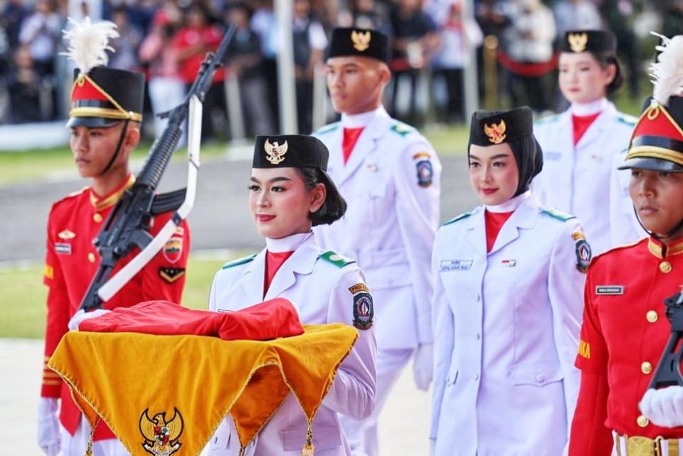 Detik-detik pengibaran Sang Saka Merah Putih pada Upacara Peringatan HUT ke-80 Kemerdekaan Republik Indonesia di Halaman Gedung Daerah, Tanjungpinang, Minggu (17/8/2025),