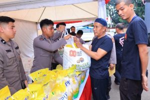 Divisi Humas Polri menggelar Gerakan Pangan Murah 2025 bekerja sama dengan Perum Bulog di Lapangan Apel Divhumas Polri, Senin (25/8/2025).