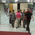 Tersangka berinisial LK dalam kasus dugaan korupsi di tubuh Badan Usaha Milik Daerah (BUMD) PT Lampung Selatan Maju (Perseroda), Rabu (30/7/2025).