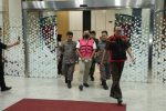 Tersangka berinisial LK dalam kasus dugaan korupsi di tubuh Badan Usaha Milik Daerah (BUMD) PT Lampung Selatan Maju (Perseroda), Rabu (30/7/2025).