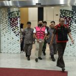Tersangka berinisial LK dalam kasus dugaan korupsi di tubuh Badan Usaha Milik Daerah (BUMD) PT Lampung Selatan Maju (Perseroda), Rabu (30/7/2025).