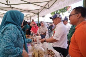 Wagub Kepri Nyanyang Haris Pratamura bersama Ketua TP PKK Kepri Dewi Kumalasari Ansar meninjau stan pangan murah digagas LPP TVRI di halaman Mal Ramayana Tanjungpinang, Sabtu (2/8/2025).
