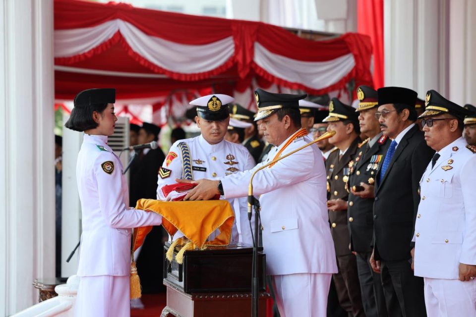 Gubernur Kepulauan Riau Ansar Ahmad bertindak sebagai inspektur upacara pada peringatan Hari Ulang Tahun ke-80 Kemerdekaan Republik Indonesia Tingkat Provinsi Kepulauan Riau yang digelar di Halaman Gedung Daerah, Tanjungpinang, Minggu (17/8/2025).