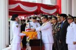 Gubernur Kepulauan Riau Ansar Ahmad bertindak sebagai inspektur upacara pada peringatan Hari Ulang Tahun ke-80 Kemerdekaan Republik Indonesia Tingkat Provinsi Kepulauan Riau yang digelar di Halaman Gedung Daerah, Tanjungpinang, Minggu (17/8/2025).