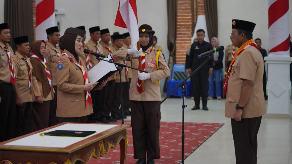 Gubernur Kepri Ansar Ahmad melantik Ka Mabicab dan Ketua serta pengurus Kwarcab Gerakan Pramuka Natuna masa bakti 2025-2030 di Balai Serba Guna Serindit, Ranai, Minggu (10/8/2025). (Humas Pemkab Natuna)