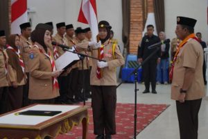 Gubernur Kepri Ansar Ahmad melantik Ka Mabicab dan Ketua serta pengurus Kwarcab Gerakan Pramuka Natuna masa bakti 2025-2030 di Balai Serba Guna Serindit, Ranai, Minggu (10/8/2025). (Humas Pemkab Natuna)