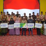 Gubernur Kepulauan Riau, menyerahkan santunan kematian kepada ahli waris petani dan nelayan penerima manfaat BPJS Ketenagakerjaan di Kabupaten Natuna, Minggu (10/8/2025).