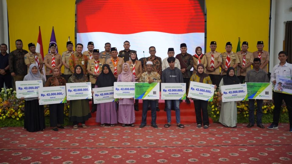 Gubernur Kepulauan Riau, menyerahkan santunan kematian kepada ahli waris petani dan nelayan penerima manfaat BPJS Ketenagakerjaan di Kabupaten Natuna, Minggu (10/8/2025).