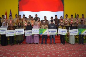 Gubernur Kepulauan Riau, menyerahkan santunan kematian kepada ahli waris petani dan nelayan penerima manfaat BPJS Ketenagakerjaan di Kabupaten Natuna, Minggu (10/8/2025).