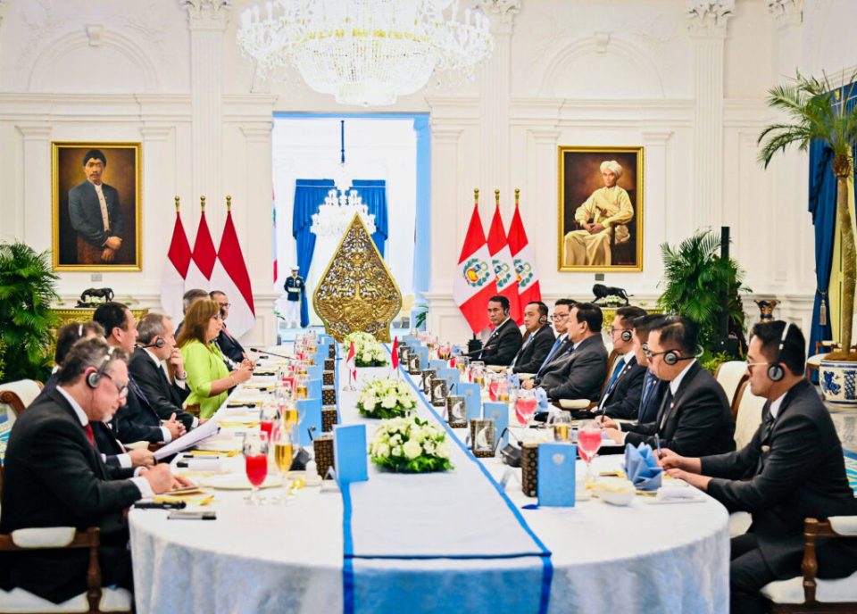 Presiden Republik Indonesia, Prabowo Subianto, dan Presiden Republik Peru, Dina Ercilia Boluarte Zegarra, menggelar pertemuan bilateral dengan format working lunch bersama delegasi masing-masing negara di Istana Merdeka, Jakarta, pada Senin, 11 Agustus 2025. Foto: (BPMI Setpres)