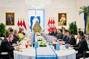 Presiden Republik Indonesia, Prabowo Subianto, dan Presiden Republik Peru, Dina Ercilia Boluarte Zegarra, menggelar pertemuan bilateral dalam format working lunch di Istana Merdeka, Jakarta, Senin (11/8/2025).