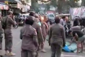 Para pedagang menolak dipindahkan ke pasar milik pengusaha swasta, karena selain biaya sewa dianggap terlalu tinggi
