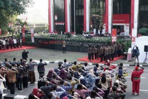 Komisi Pemberantasan Korupsi (KPK) menggelar upacara peringatan Hari Ulang Tahun (HUT) ke-80 Kemerdekaan Republik Indonesia di halaman Gedung Merah Putih, Jakarta, Minggu (17/8).