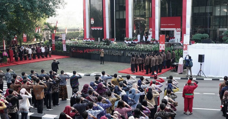 Komisi Pemberantasan Korupsi (KPK) menggelar upacara peringatan Hari Ulang Tahun (HUT) ke-80 Kemerdekaan Republik Indonesia di halaman Gedung Merah Putih, Jakarta, Minggu (17/8).