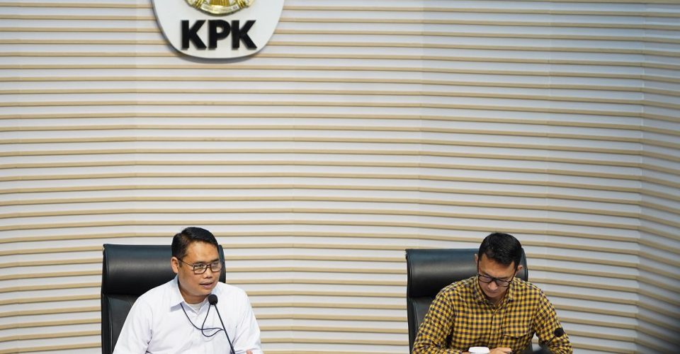 Komisi Pemberantasan Korupsi (KPK) resmi menahan Aparatur Sipil Negara (ASN) Kementerian Perhubungan, Rina Sutriyanto