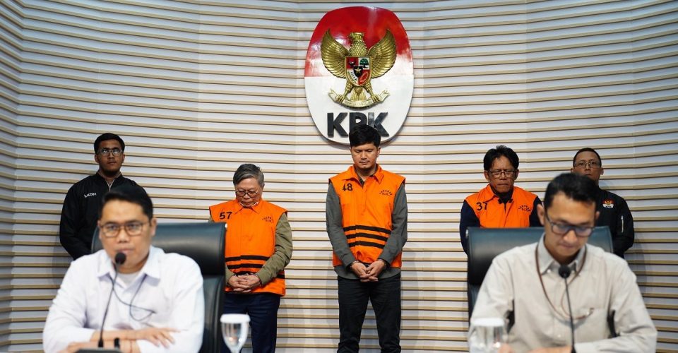 KPK melakukan operasi tangkap tangan (OTT) terkait dugaan suap dalam kerja sama pengelolaan kawasan hutan. Dari kegiatan tersebut