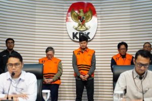 KPK melakukan operasi tangkap tangan (OTT) terkait dugaan suap dalam kerja sama pengelolaan kawasan hutan. Dari kegiatan tersebut