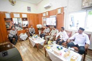 Kepala Kepolisian Daerah Kepulauan Riau (Kapolda Kepri) Irjen Pol Asep Safrudin, S.I.K., M.H., bersama istri, Ny. Detta Asep Safrudin, melakukan kunjungan kerja ke Polresta Tanjungpinang pada Sabtu (16/8).