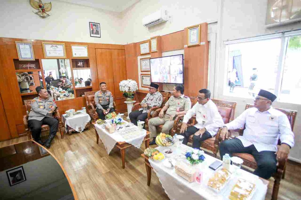 Kepala Kepolisian Daerah Kepulauan Riau (Kapolda Kepri) Irjen Pol Asep Safrudin, S.I.K., M.H., bersama istri, Ny. Detta Asep Safrudin, melakukan kunjungan kerja ke Polresta Tanjungpinang pada Sabtu (16/8).