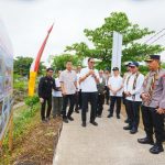Kapolri Jenderal Listyo Sigit Prabowo bersama Menteri Lingkungan Hidup Hanif Faisol Nurofiq menanam mangrove di kawasan Mempawah Mangrove Park, Kalimantan Barat, Jumat (8/8/2025),