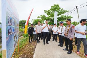 Kapolri Jenderal Listyo Sigit Prabowo bersama Menteri Lingkungan Hidup Hanif Faisol Nurofiq menanam mangrove di kawasan Mempawah Mangrove Park, Kalimantan Barat, Jumat (8/8/2025),