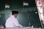 Suasana Monumen Nasional (Monas) pada Minggu malam dipenuhi gemerlap cahaya, dentuman musik, dan sorak-sorai masyarakat. Jakarta, 17 Agustus 2025.
