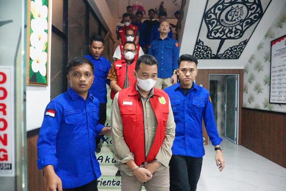 Dalam kegiatan press release yang digelar di Kantor Kejaksaan Negeri Bintan, Kajari Rusmin didampingi Kasi Pidana Khusus (Pidsus) M. Rizky Harahap, S.H., M.H., serta Kasi Intelijen Roi B. Tambunan, S.H., M.H., dan Tim Penyidik Tindak Pidana Khusus.