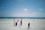 Sejumlah wisatawan berlibur di kawasan Pantai Trikora, Bintan. Badan Pusat Statistik mencatat adanya peningkatan kunjungan wisatawan ke Kepri sebesar 22,31 persen pada Juni 2025.