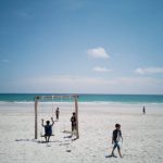 Sejumlah wisatawan berlibur di kawasan Pantai Trikora, Bintan. Badan Pusat Statistik mencatat adanya peningkatan kunjungan wisatawan ke Kepri sebesar 22,31 persen pada Juni 2025.