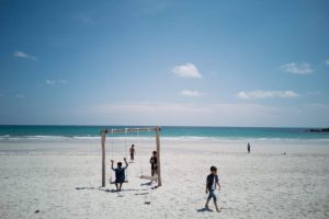 Sejumlah wisatawan berlibur di kawasan Pantai Trikora, Bintan. Badan Pusat Statistik mencatat adanya peningkatan kunjungan wisatawan ke Kepri sebesar 22,31 persen pada Juni 2025.