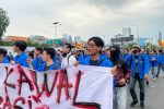 Massa mahasiswa dari sejumlah universitas melanjutkan aksi unjuk rasa di depan Gedung DPR RI, usai kelompok buruh meninggalkan lokasi, Jumat (29/8/2025).