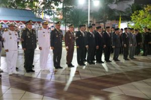 Menjelang peringatan Hari Ulang Tahun (HUT) ke-80 Republik Indonesia, Pemerintah Provinsi Kepulauan Riau menggelar Apel Kehormatan dan Renungan Suci di Taman Makam Pahlawan (TMP) Pusara Bakti, Tanjungpinang, Sabtu (16/8/2025) dini hari.