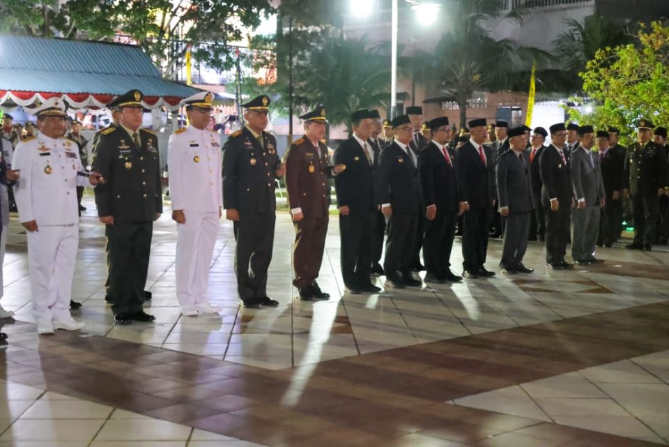 Menjelang peringatan Hari Ulang Tahun (HUT) ke-80 Republik Indonesia, Pemerintah Provinsi Kepulauan Riau menggelar Apel Kehormatan dan Renungan Suci di Taman Makam Pahlawan (TMP) Pusara Bakti, Tanjungpinang, Sabtu (16/8/2025) dini hari.