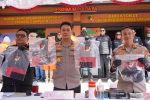 Kapolda Bali Irjen Pol Daniel Adityajaya memimpin konferensi pers di lobi Ditreskrimum Polda Bali pada Jumat (1/8/2025).