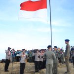 Merah Putih di puncak Gunung Ciremai, Kabupaten Kuningan, dalam rangka memperingati Hari Kemerdekaan Republik Indonesia ke-80, Minggu (10/8/2025).