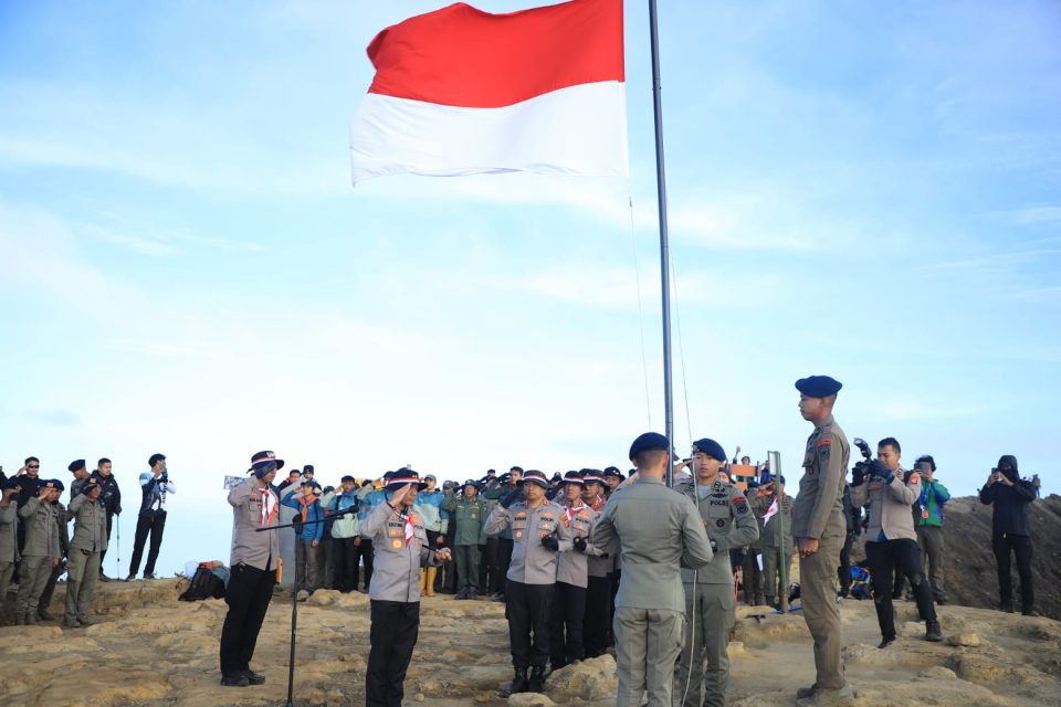 Merah Putih di puncak Gunung Ciremai, Kabupaten Kuningan, dalam rangka memperingati Hari Kemerdekaan Republik Indonesia ke-80, Minggu (10/8/2025).