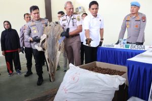 Wakapolda Kepri Brigjen Pol. Dr. Anom Wibowo, S.I.K., M.Si. memimpin konferensi pers pengungkapan sejumlah kasus menonjol yang berhasil ditangani Ditreskrimsus Polda Kepri.