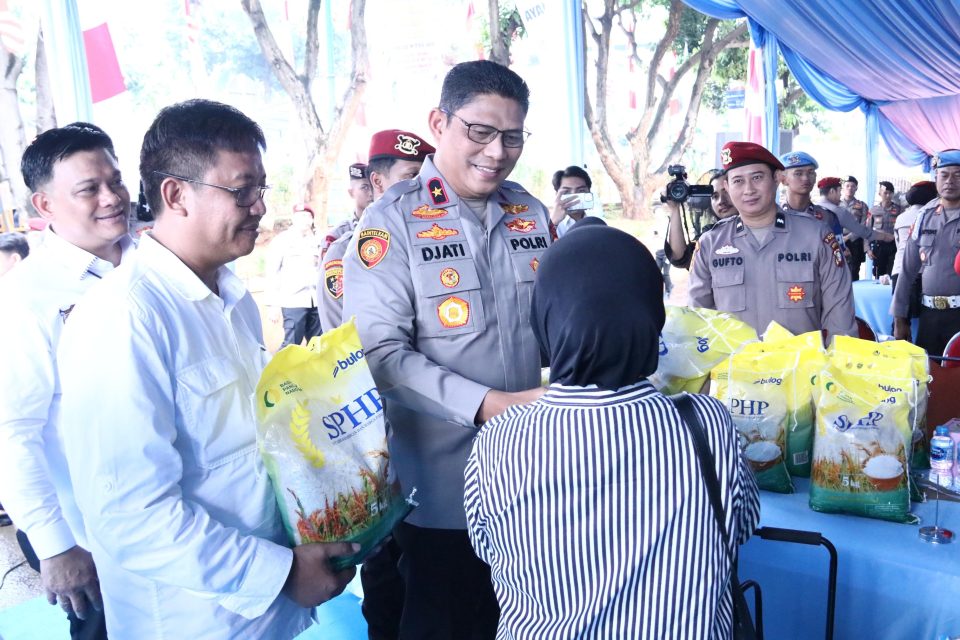 Polda Metro Jaya menggelar Gerakan Pangan Murah di Lapangan Presisi Ditlantas, Jakarta Selatan, Senin (11/8/2025).