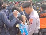 Di tengah panas teriknya cuaca saat aksi unjuk rasa berlangsung di kawasan Senayan, Jakarta Pusat, Senin (25/8/2025), muncul pemandangan yang menyejukkan.