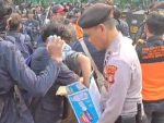 Di tengah panas teriknya cuaca saat aksi unjuk rasa berlangsung di kawasan Senayan, Jakarta Pusat, Senin (25/8/2025), muncul pemandangan yang menyejukkan.