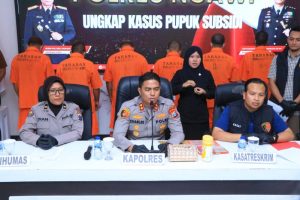 Polres Ngawi berhasil mengungkap praktik penjualan ilegal pupuk bersubsidi jenis phonska seberat 17,8 ton atau 356 sak, dalam kasus ini, tujuh orang ditetapkan sebagai tersangka, termasuk dua sopir pengangkut asal Sampang, Madura.Sabtu (16/8/2025),