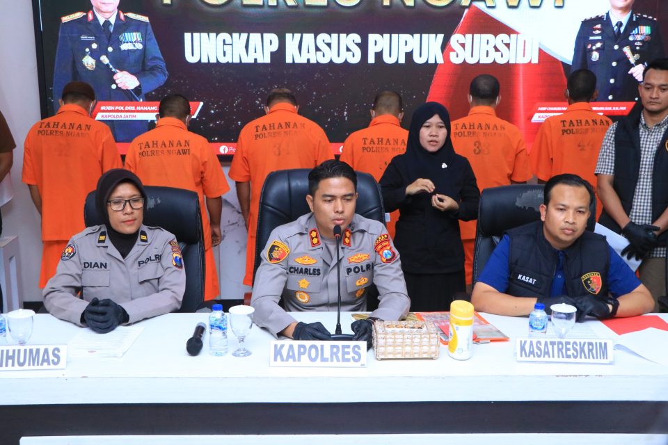 Polres Ngawi berhasil mengungkap praktik penjualan ilegal pupuk bersubsidi jenis phonska seberat 17,8 ton atau 356 sak. Dalam kasus ini, tujuh orang ditetapkan sebagai tersangka