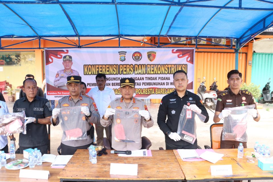 Polresta Barelang menggelar konferensi pers sekaligus rekonstruksi kasus pembunuhan berencana yang terjadi pada Senin, 2 Juni 2025