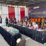 Polrestabes Medan memusnahkan barang bukti narkotika jenis sabu seberat 20 kilogram dan 58.750 butir pil ekstasi di halaman Mapolrestabes Medan, Kamis (7/8).