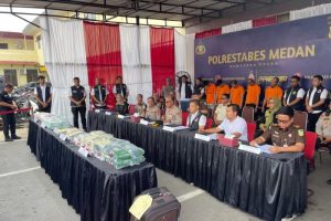 Polrestabes Medan memusnahkan barang bukti narkotika jenis sabu seberat 20 kilogram dan 58.750 butir pil ekstasi di halaman Mapolrestabes Medan, Kamis (7/8).